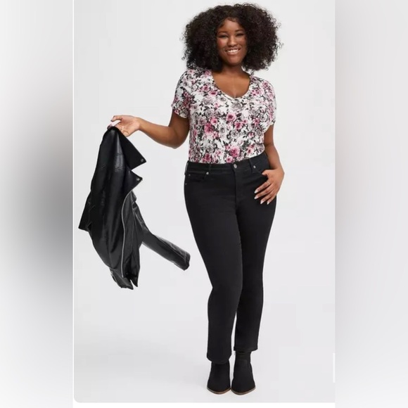 Torrid Tshirt - Heritage Slub V-Neck Floral Pocket Tee, Size 3 (22-24) NWT - Picture 4 of 7